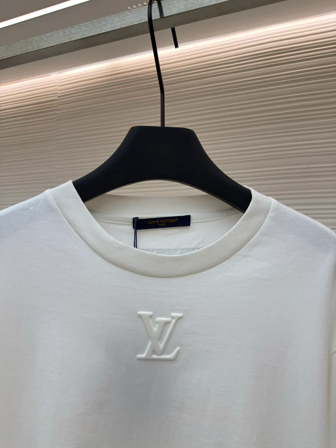 LOUIS VUITTON dark pattern embossed long sleeves ●Authentic product: purchased and developed for 6800 ●Item number: 1680162-A20 ●Fabric: pure cotton fabric ●Technology: embossed production ●Version: fitted version ●Weight: about 285 grams ●Size: XS-S-M-L ●Description: The fabric is made of 40s double-stranded long-staple cotton yarn plain weave dust-etched wool technology, and the finished fabric is passed through a mercerizing machine to increase the gloss of the fabric. It is matched with 32s double-stranded cotton cover silk cylindrical open-width rib front panel for stamping and filling process. After low-temperature stamping, the inside is filled with 3.5-mile thick sponge. The sponge is cut by laser burning to create the pattern. The bottom surface is directly sealed with low-temperature hot melt glue at 80°C through an integrated operation. The bottom material is machine washable. The overall routing is straight and delicate, the fabric is comfortable and soft, the color is consistent and there is no color difference, it can be matched with the same style to create a fashionable look, and can be used in various occasions, customized accessories, complete with three standards, the same style for men and women!